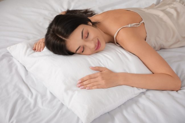 femme-sur-un-oreiller
